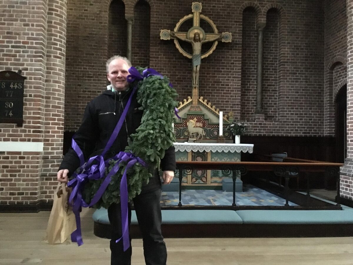 Bergur Nilssen, kirketjener på arbejde i Apostelkirken