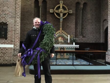 Bergur Nilssen, kirketjener på arbejde i Apostelkirken