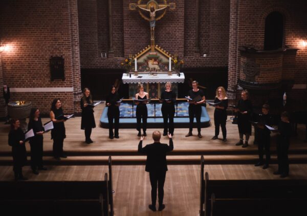 Kvindekoret Karitas synger i Apostelkirken