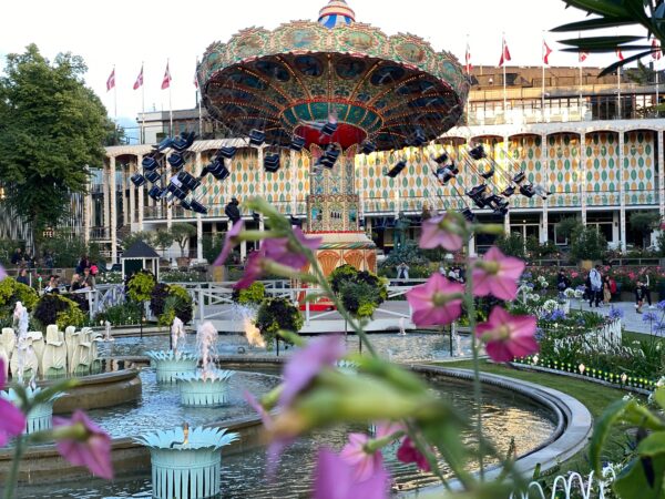 Blomster og karruseller i Tivoli