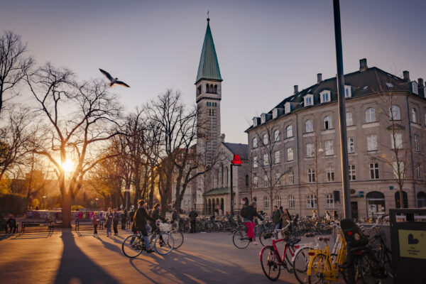 Kristkirken og metroskilt set fra Enghave Plads