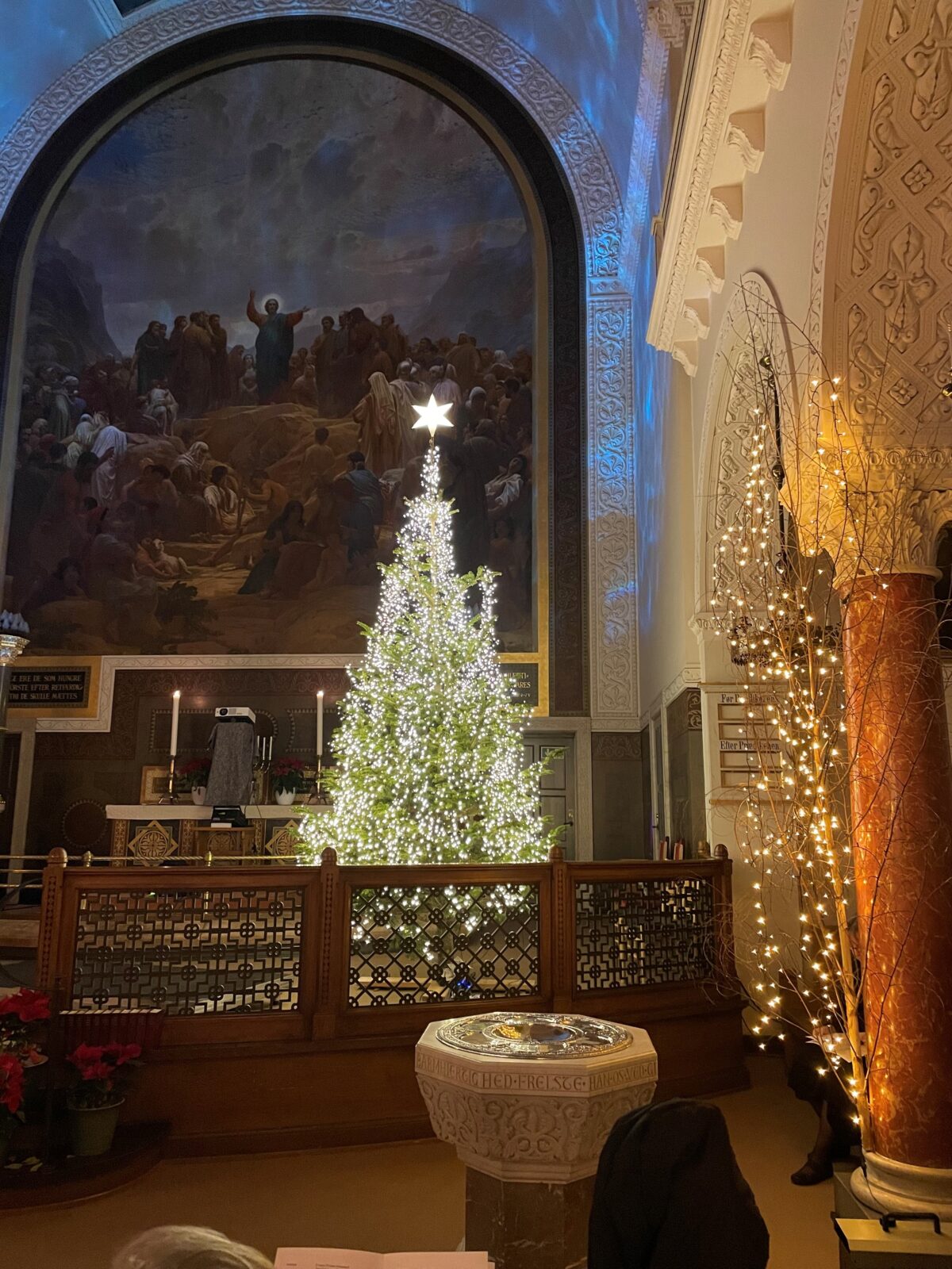 Juletræ med lys i Sct. Matthæus Kirke