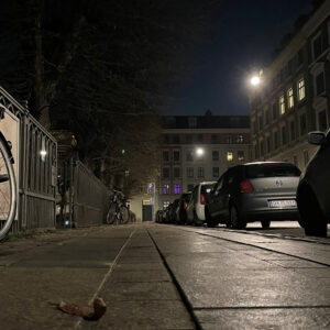 Gade Vesterbro i mørke med parkerede biler og ingen mennesker