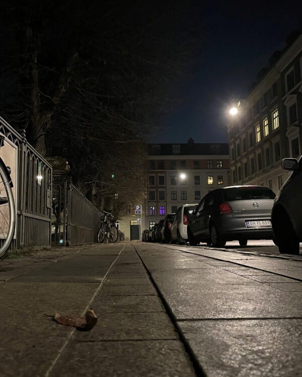 Gade Vesterbro i mørke med parkerede biler og ingen mennesker