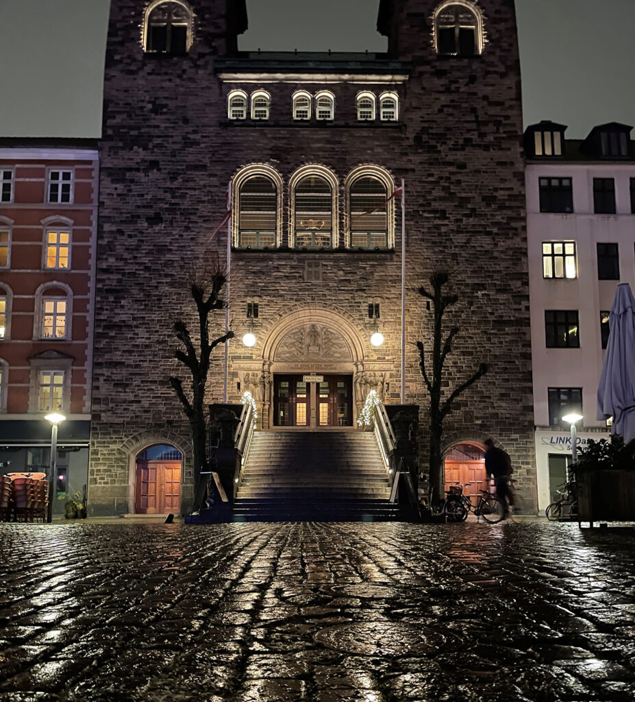 Eliaskirken set udefra i regn og mørke på Vesterbros Torv